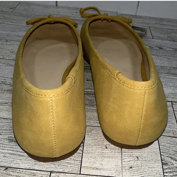 NEW LIZ CLAIBORNE womens Flushing flat slip on shoes sz 7.5M gold faux suede - Picture 5 of 7